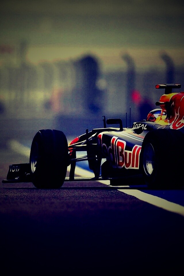 Болид выезжает на трассу обои