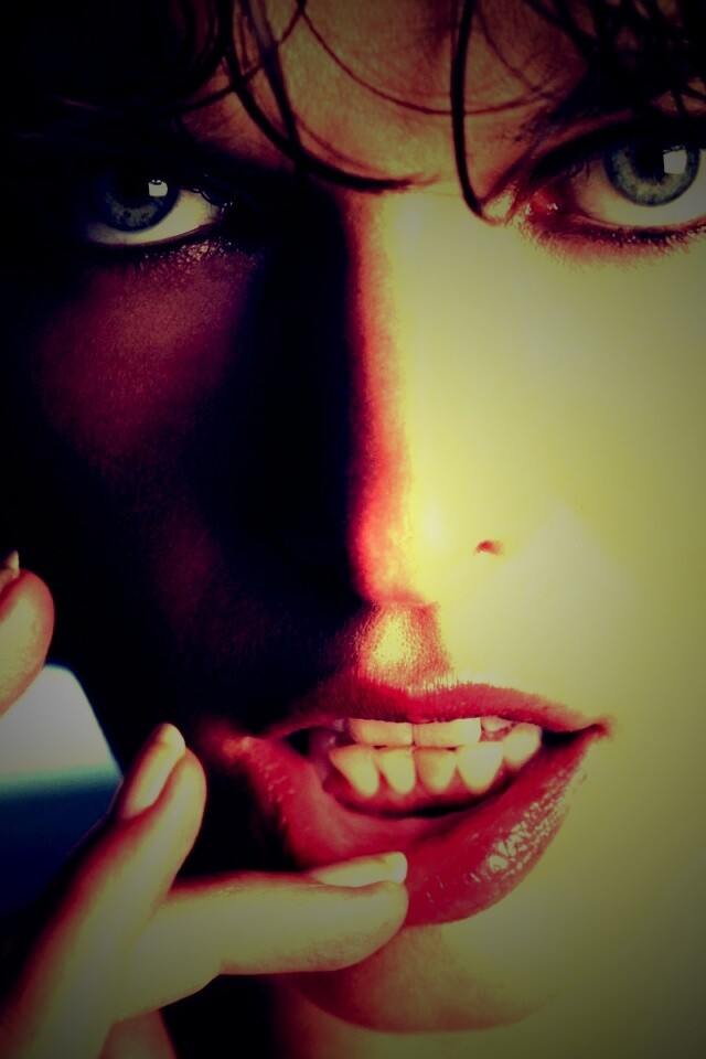 Мила Йововчи крупным планом обои