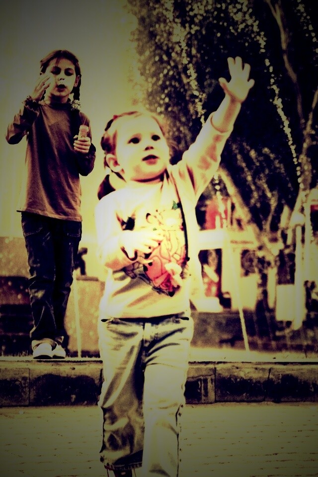 Дети у фонтана обои