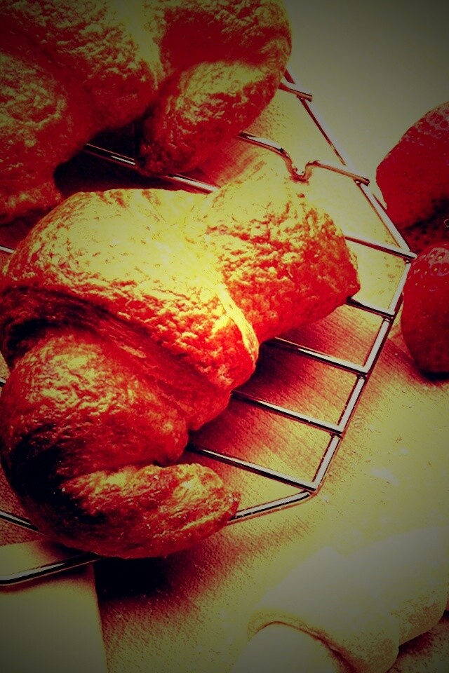 Круассаны с клубникой обои