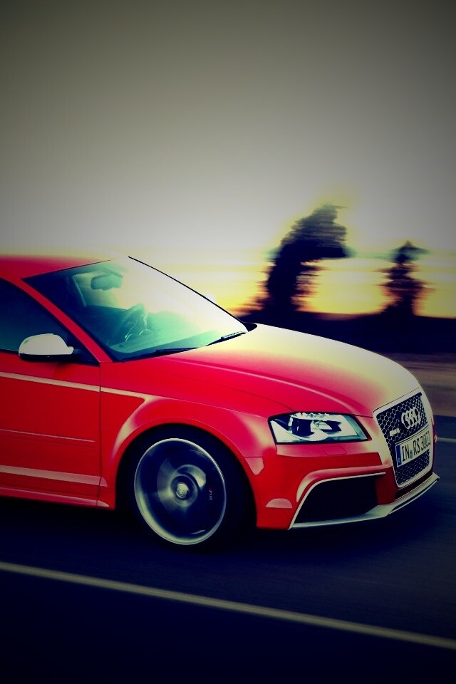 Красная Audi модели RS3 на дороге обои