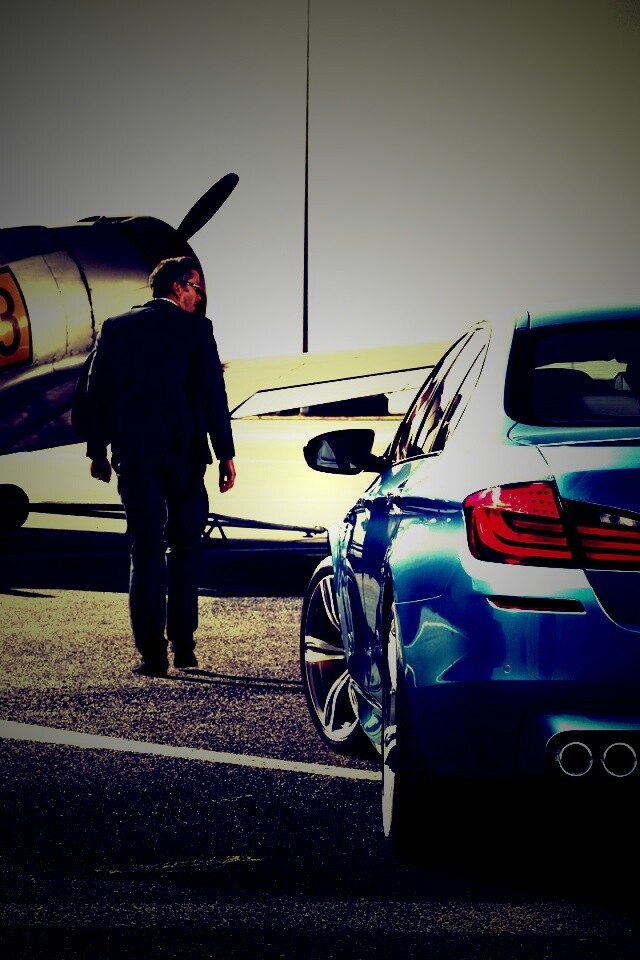 BMW F10 M5 на аэродроме обои