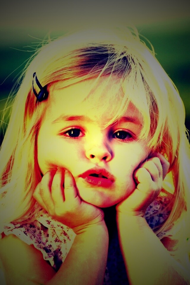 Малышка грустит обои