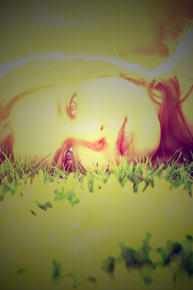 Девушка на траве обои