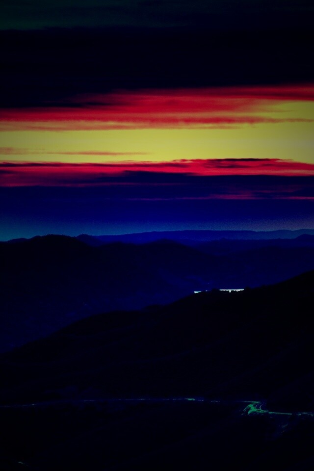 Дорога спускается с гор в долину обои