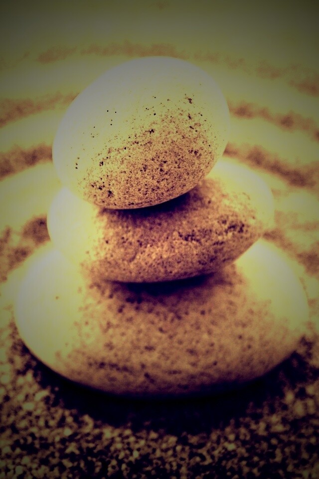 Пирамидка в саду камней обои