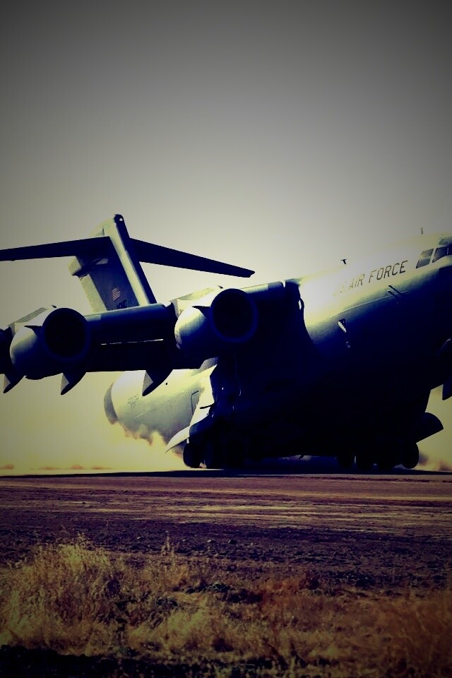 Грузовой самолёт на посадке обои