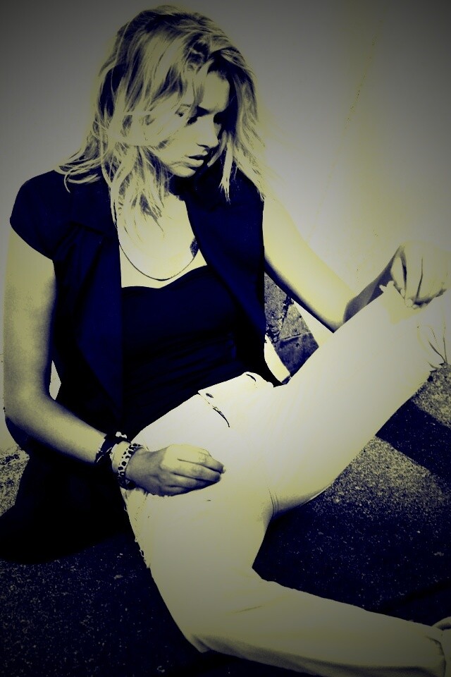 Девушка у стены обои