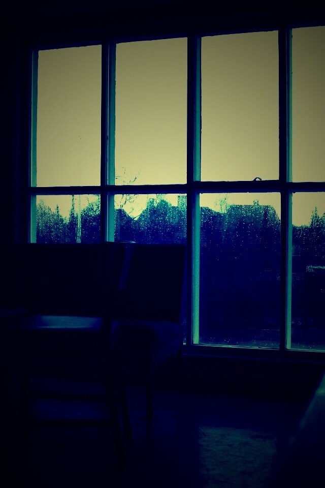 Тёмная комната и дождь за окном обои