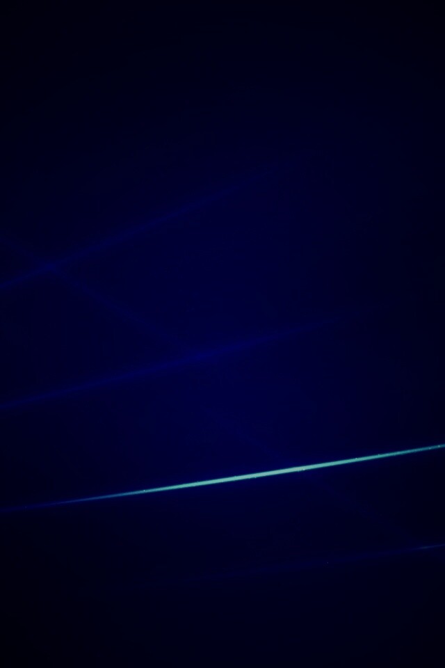 Лучи света на тёмно-синем фоне обои