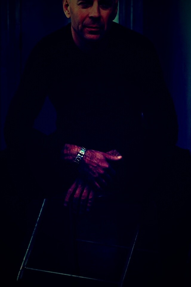 Брюс Уиллис на раскладном стуле обои