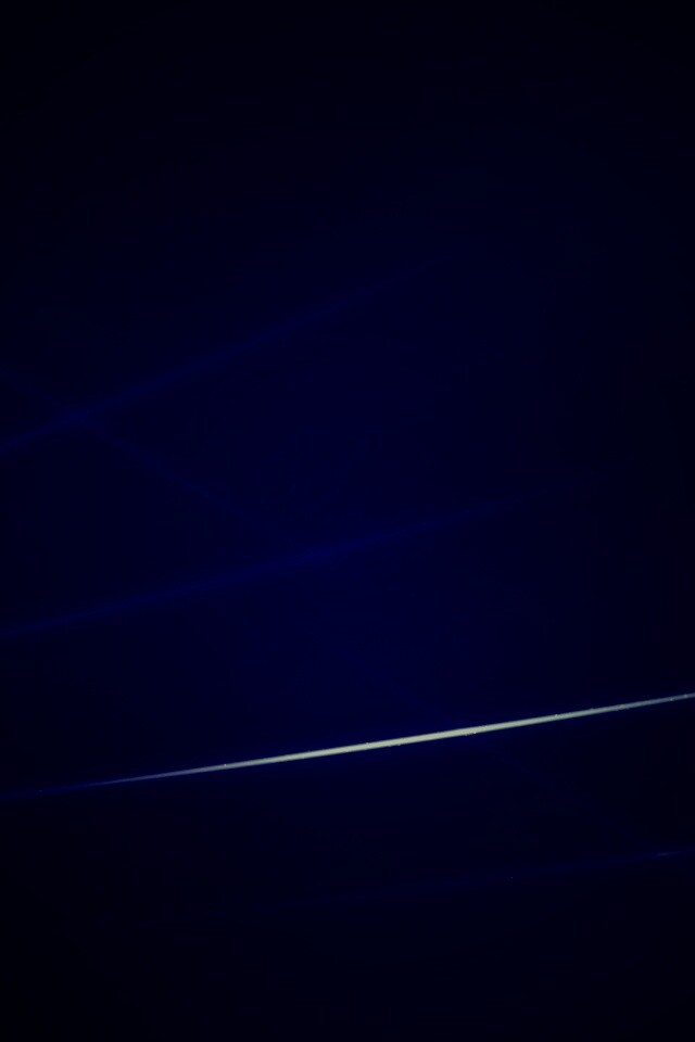 Лучи света на графитовом фоне обои