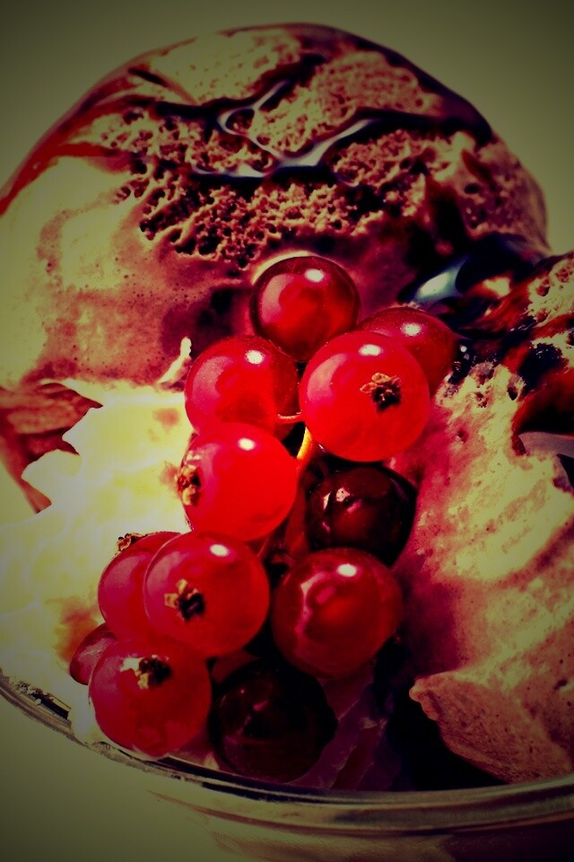 Шоколадное мороженое со смородинкой обои