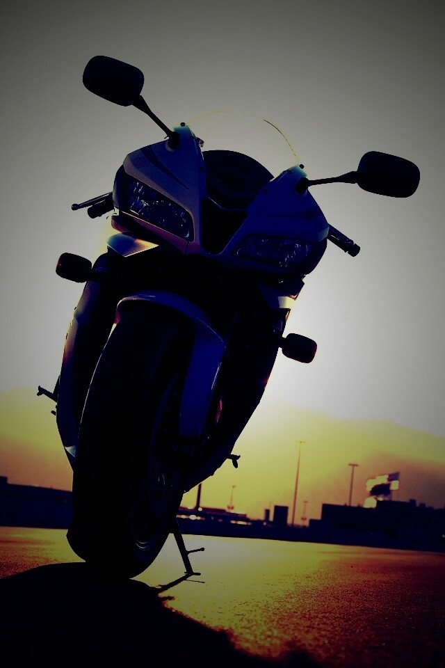 Мотоцикл на фоне заходящего солнца обои