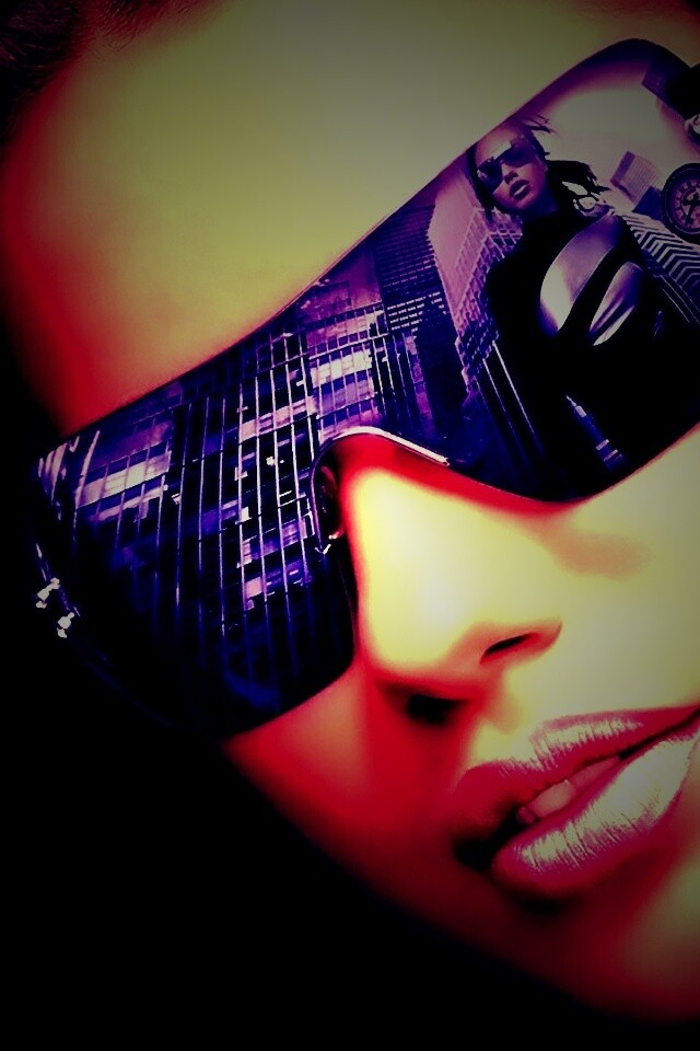 Девушка в стильных очках обои