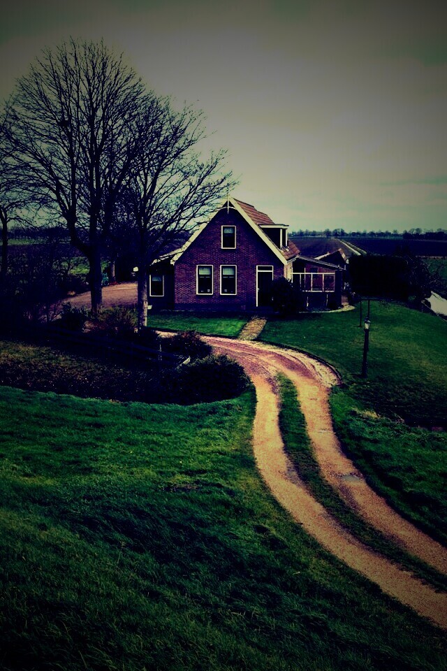 Дом в поле обои