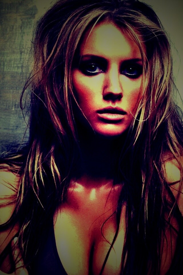 Брюнетка обои