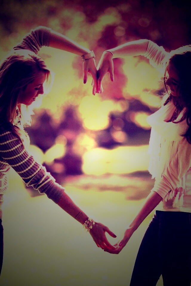 Две девушки и сердце из рук обои