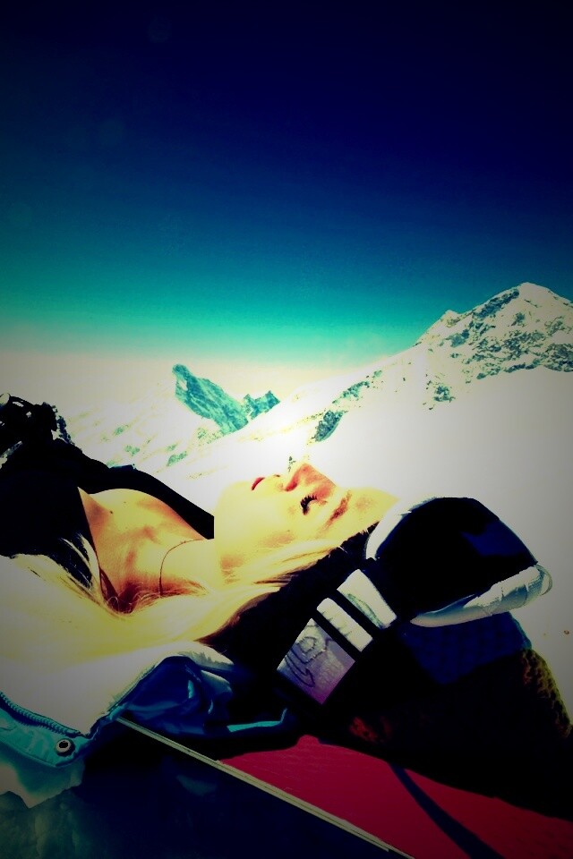 Лыжница отдыхает в горах обои