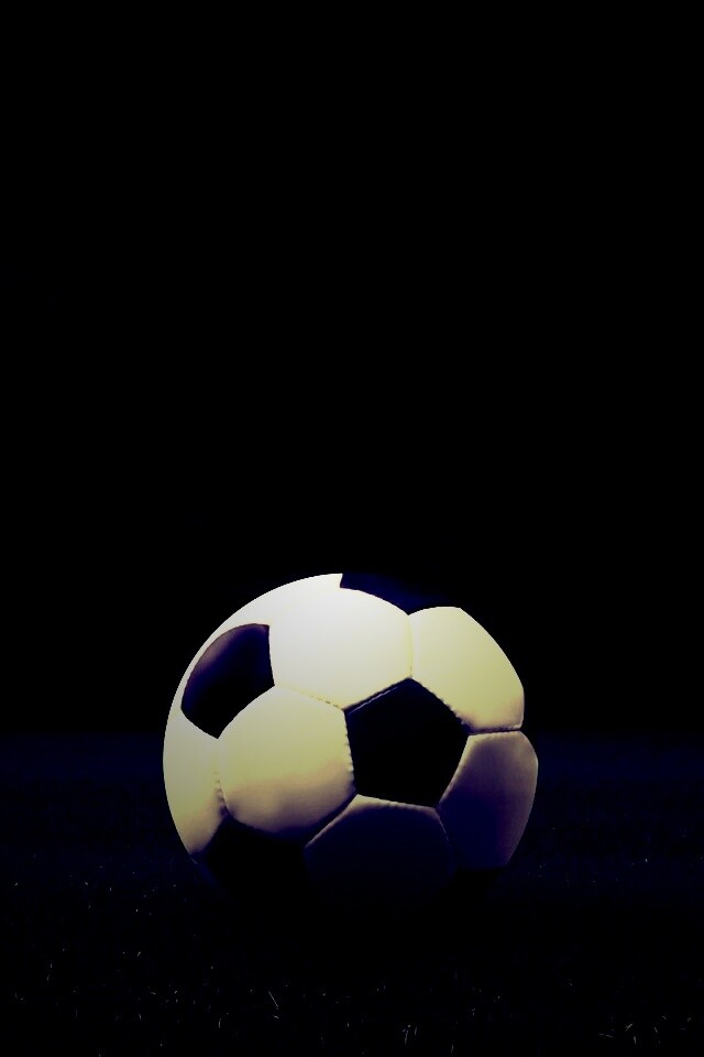 Футбольный мяч на темном поле обои