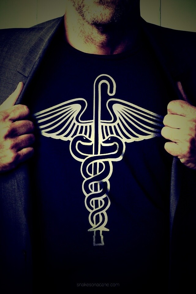 Футболка со змеями и тростью обои