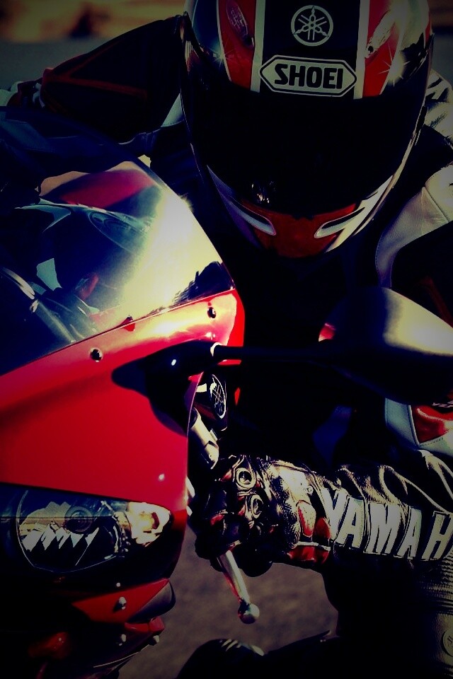 Мотоциклист на красной ямахе обои