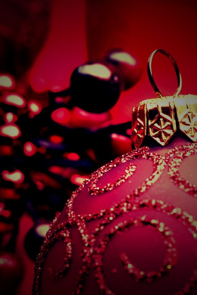 Красная ёлочная игрушка обои