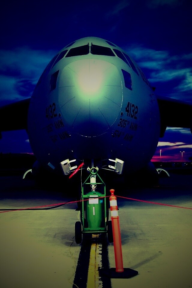 Самолет на взлетной полосе обои