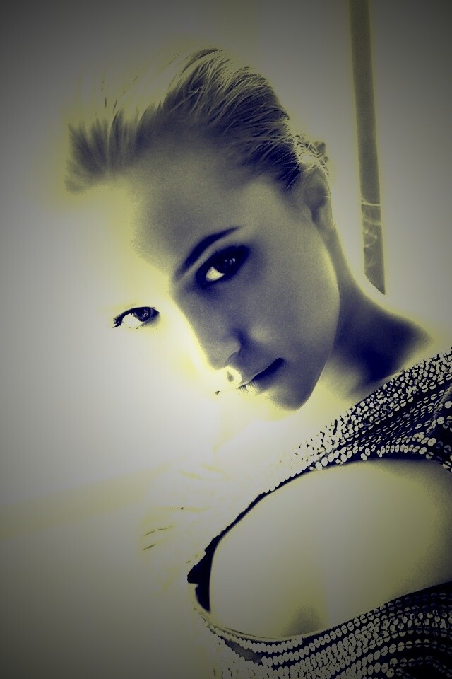 Блондинка у окна обои