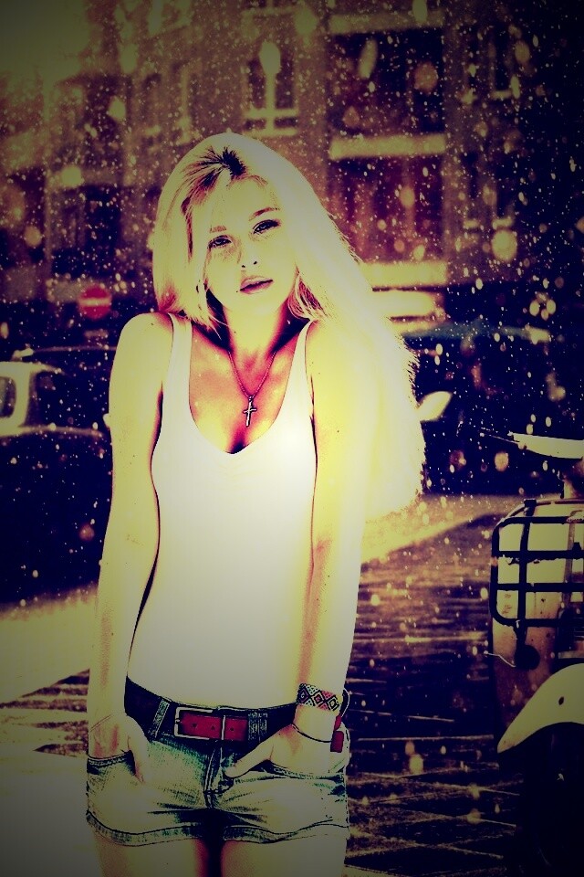 Девушка и плохая погода обои