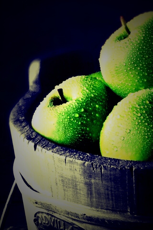 Ведро зеленых яблок обои