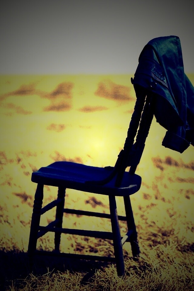 Стул в поле обои