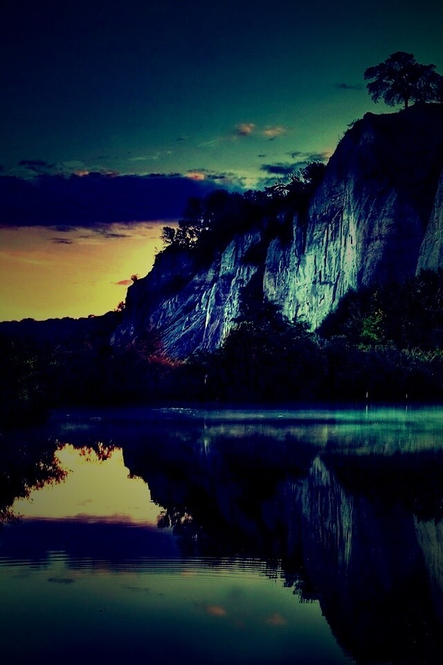 Скалы над озером обои