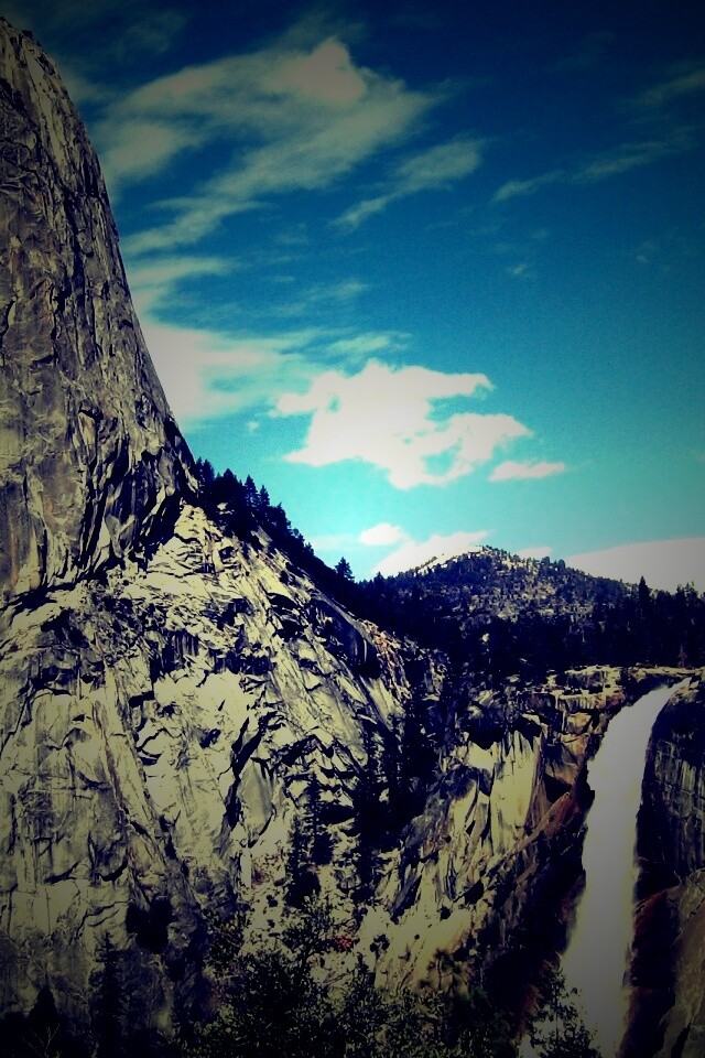 Скалы и водопад обои