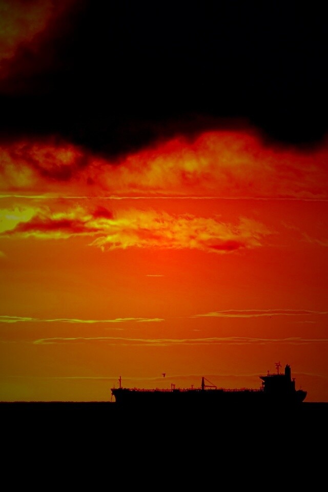 Баржа на закате обои