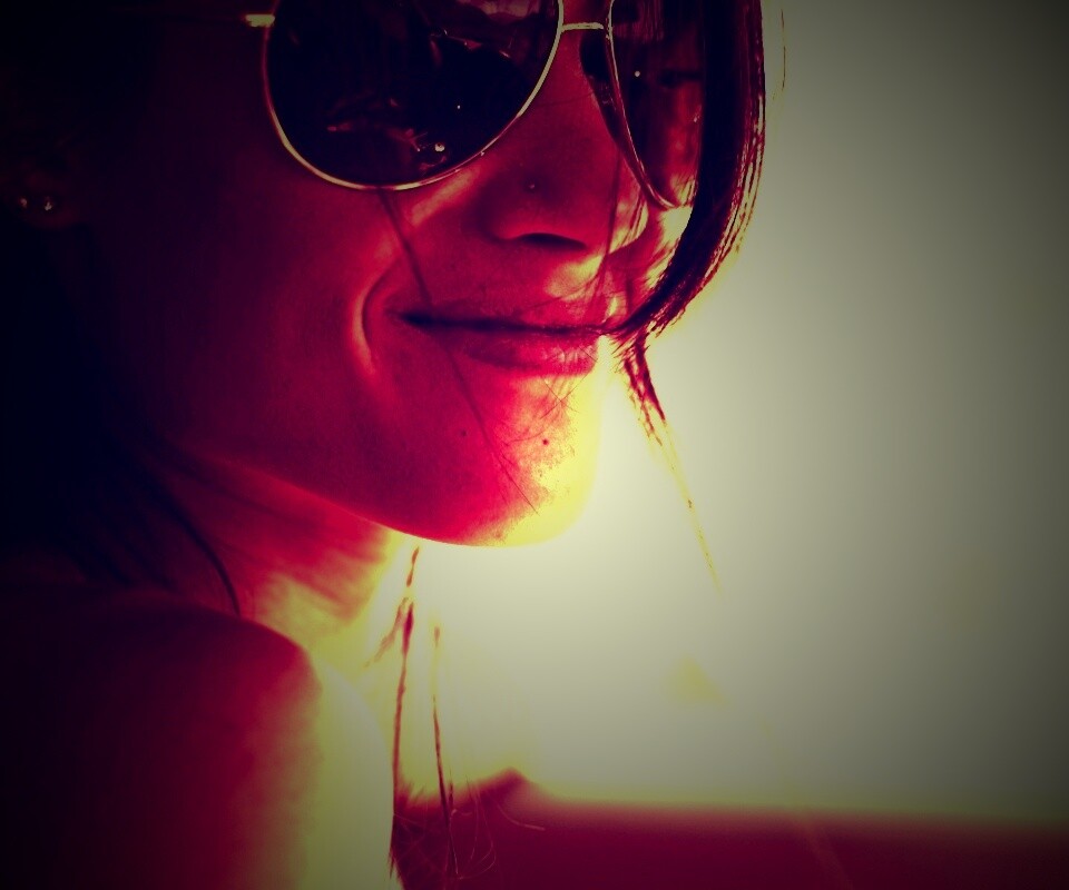 Девушка в очках обои