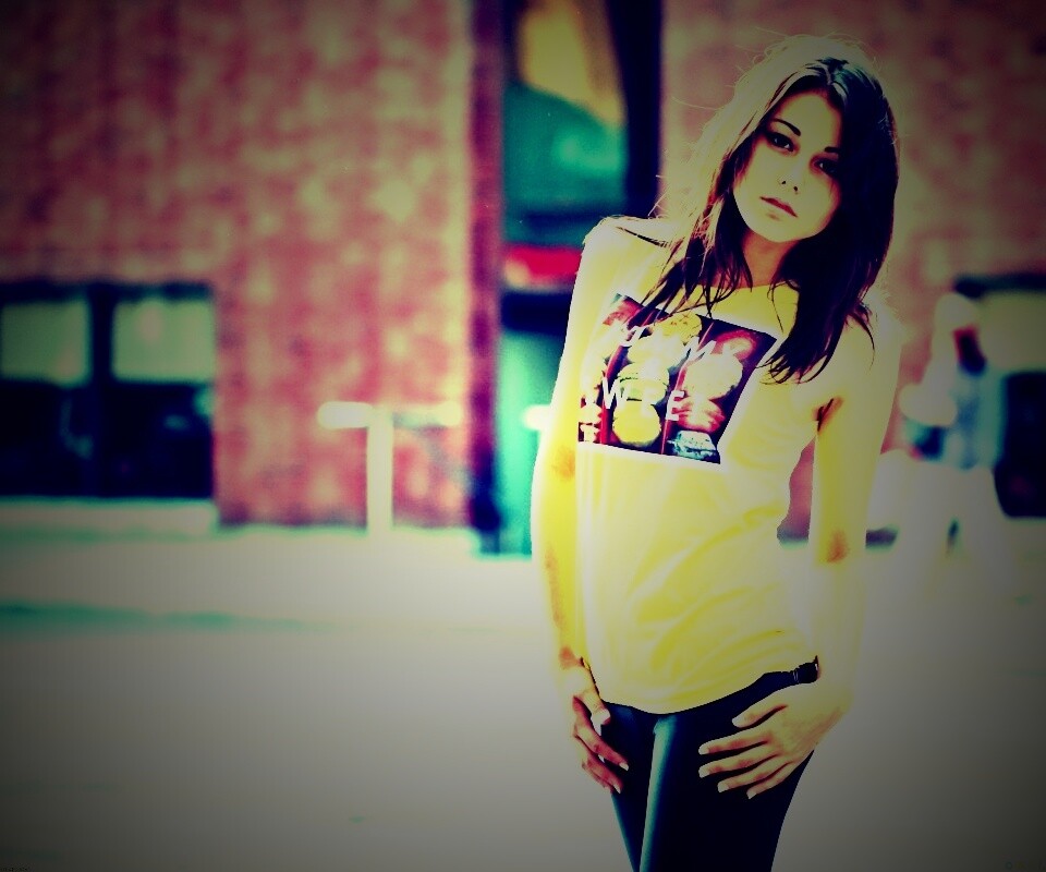 Молодая девушка в городе обои