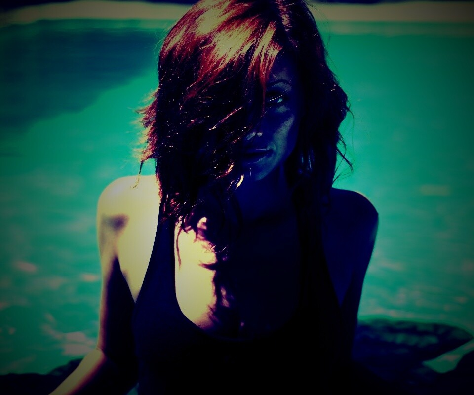 Девушка рядом с бассейном обои