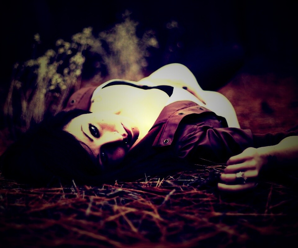 Лежащая на траве обои