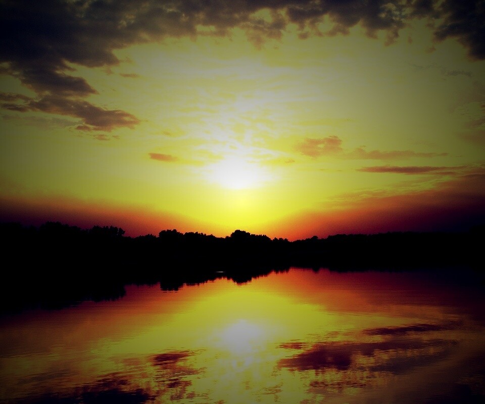 Закат отражается в озере обои