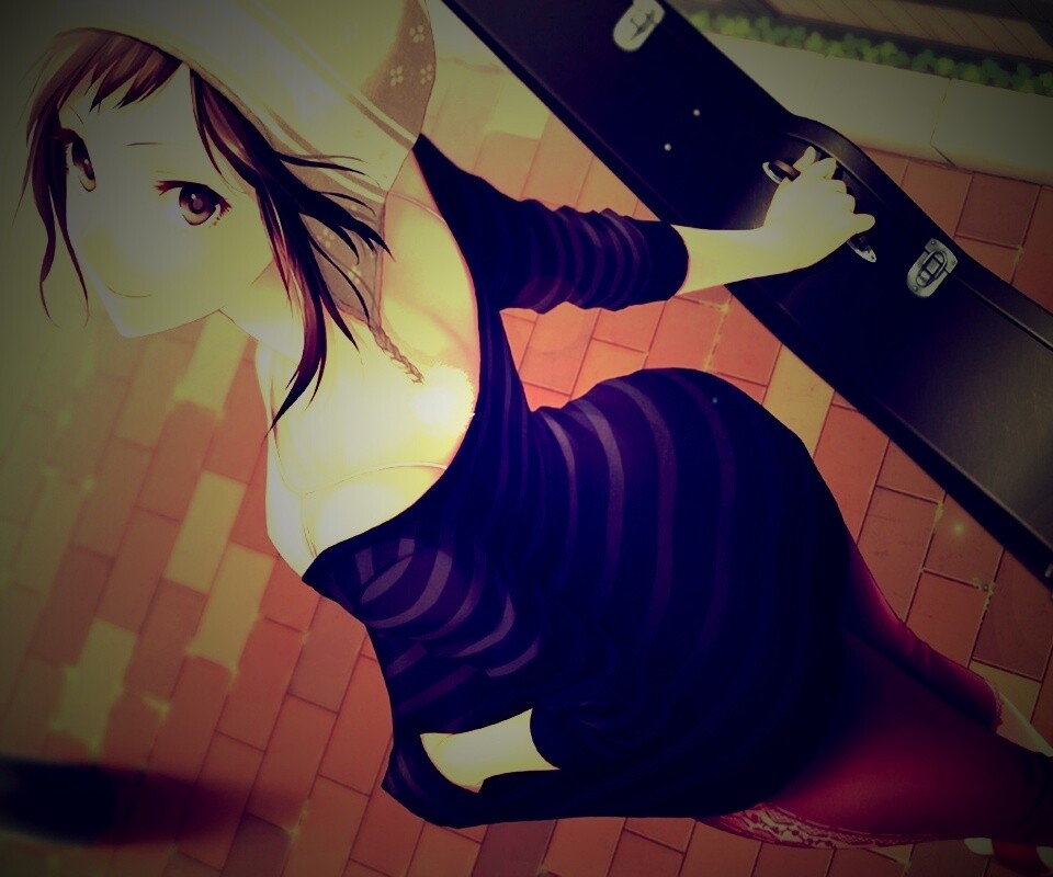 Девушка с гитарным чехлом обои