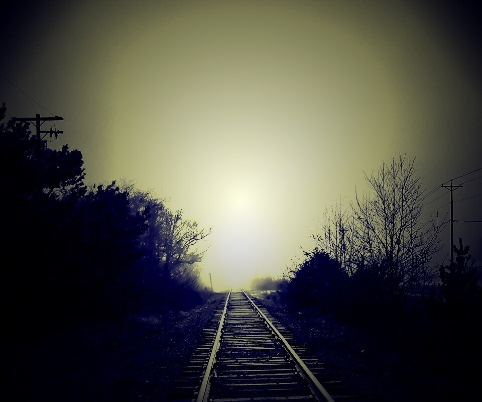 Железная дорога уходит в туман обои