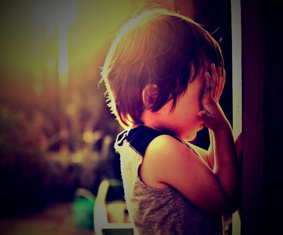 Малыш играет в прятки обои