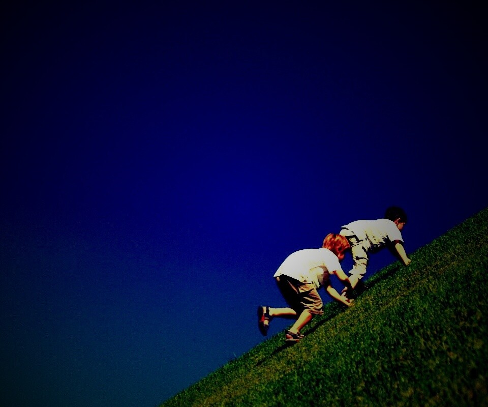 Дети взбираются в гору обои