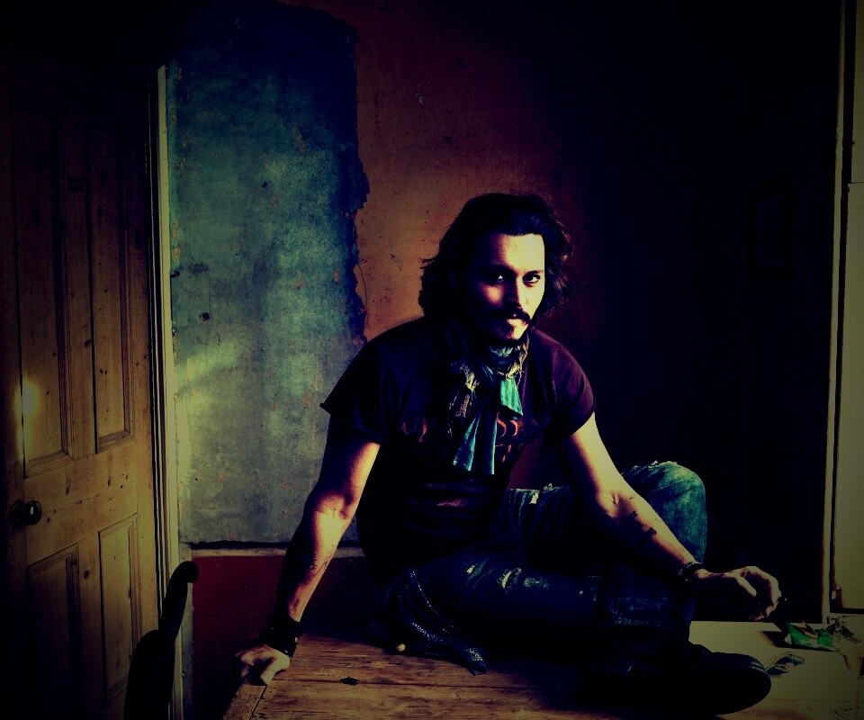 Джонни Депп на столе обои