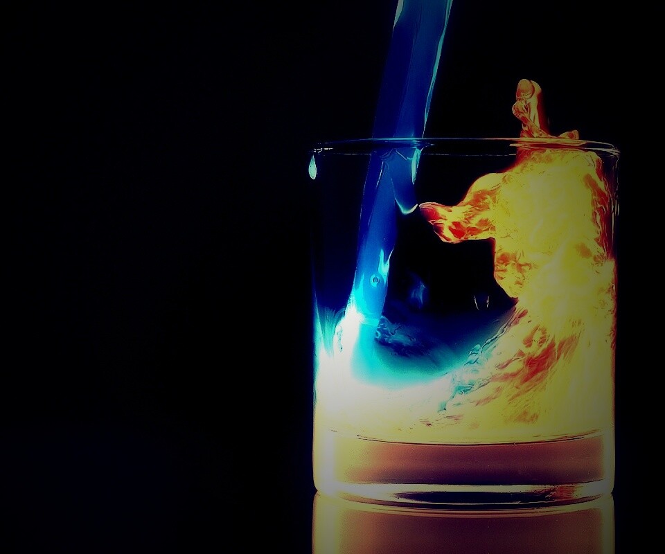 Огонь и вода в стакане обои