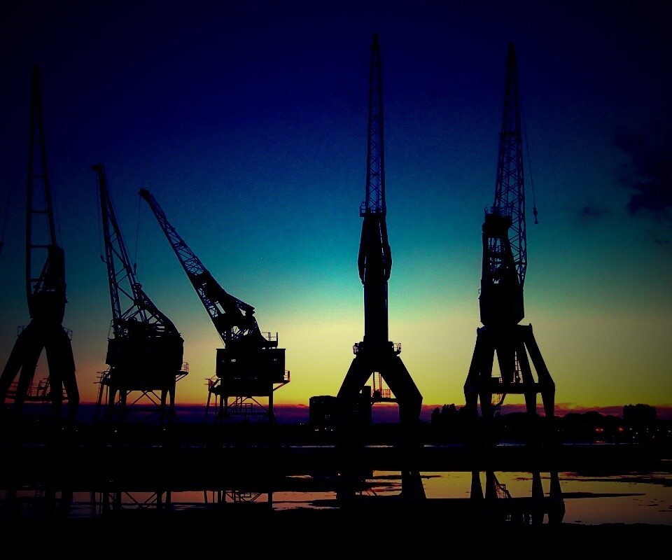 Силуэты портовых кранов обои