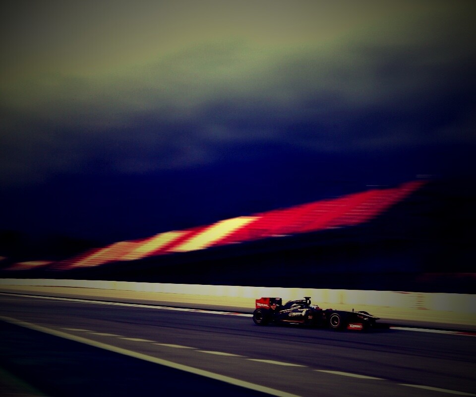 Болид на треке обои