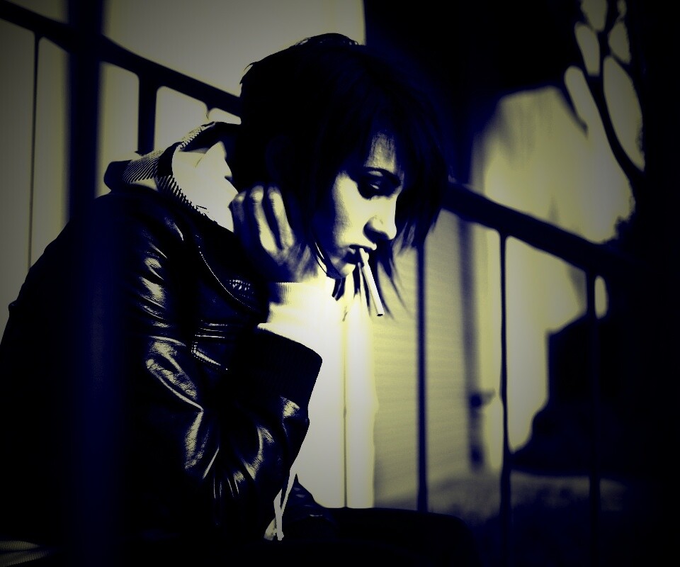 Девушка с сигаретой обои