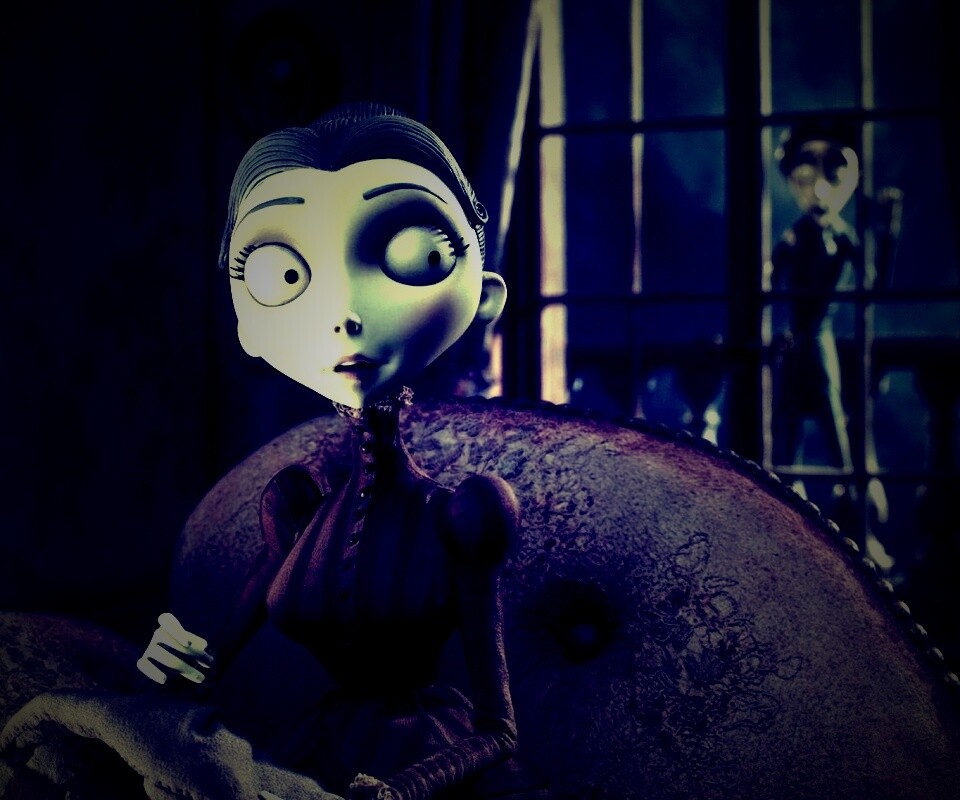 Мертвая невеста вышивает обои